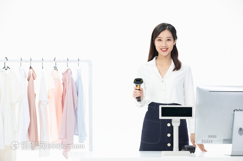 鏡頭下的高效 服裝店收銀員與掃描槍的攝影服務新場景
